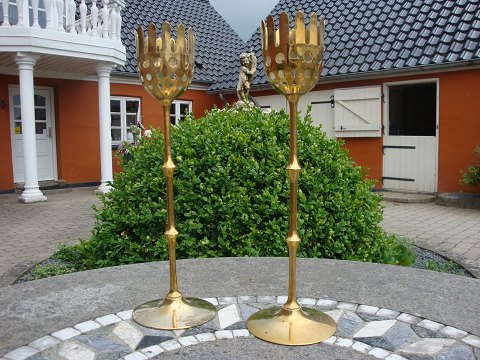 2 High Bear vine leaf candlesticks in brass. 5000m2 Showroom.
