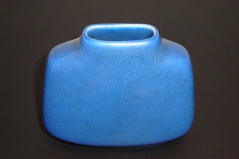 Palshus slim vase in blue. 9.5 cm, in perfect condition. 5000 m2 showroom.
