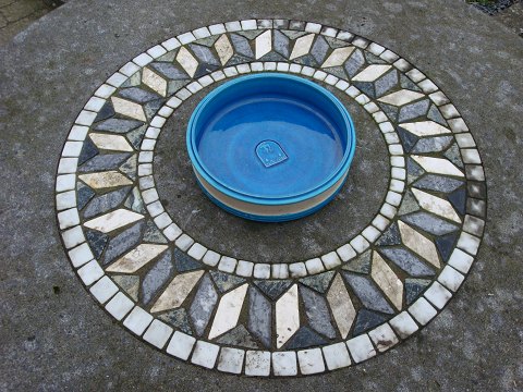 Ceramics dish in blue glaze by Hermann Kähler. 
26 cm in diameter. 
5000 m2 showroom.