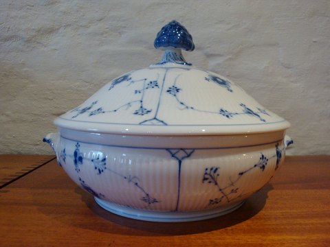 Gl.round B & G blue fluted tureen, rare model of firsts  and is in perfect 
condition.
5000m2 showroom.
