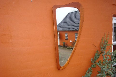 Spejl i teaktræ i dansk design fra 1960erne. 
Mange spejle på lager i øjeblikket.
5000m2 udstilling.
