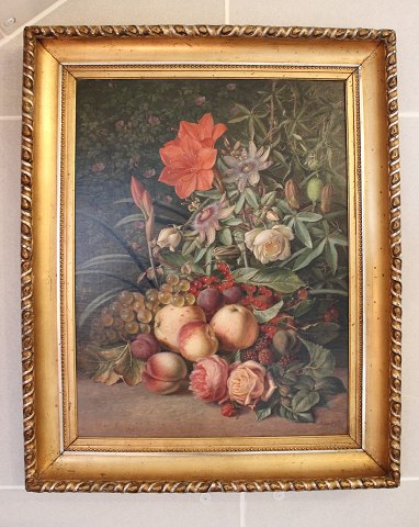 Maleri med blomster og frugt motiv malet i 1876 Damn .Maleriet er indrammet i en 
yderst smuk guld / sølv ramme. * superkvalitet 
5000 m2 udstilling