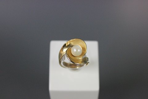 14 carat gold ring with freshwater pearl. 
5000 m2 showroom.