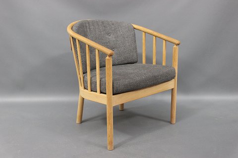Hvilestol af dansk design. Stolen er i bøgetræ og med lysegrå uld hynder .Stolen 
er i fin stand. 5000 m2 udstilling

