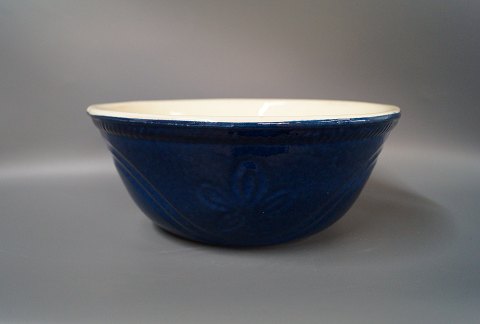Keramik skål i blå og hvid glasur signeret Haslev.
5000m2 udstilling.