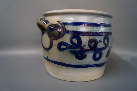 Medium sized grey ceramic pot with blue pattern.
5000m2 showroom.