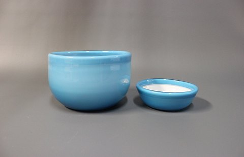 To forskellig størrelse glasskåle med blå glasur udvendig og hvid indvendig fra 
Holmegaard af serien Palet.
5000m2 udstilling.