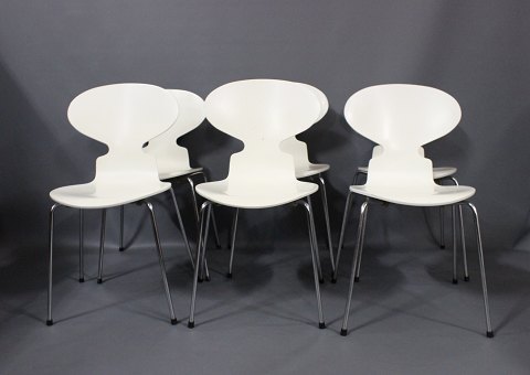 Sæt af seks "Myre" stole, model FH 3101, designet af Arne Jacobsen.
5000m2 udstilling.