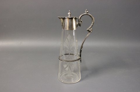Wine jug in chased glass from 1880 with silvered handle also decorated with a 
silver edge.
5000m2 showroom.