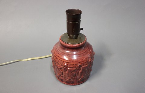 Lav Royal Copenhagen bordlampe i mørkerød keramik, nr. 21485.
5000m2 udstilling.
