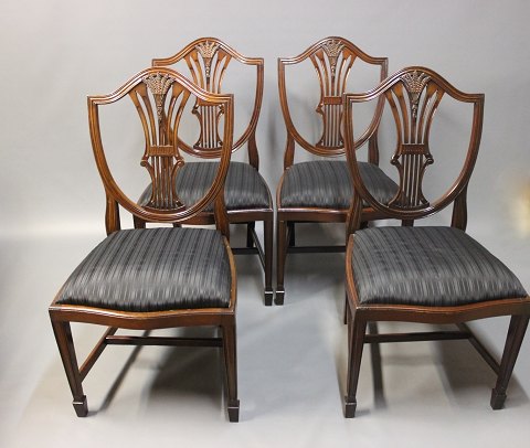 A set of four hepplewhite dining room chairs in polished mahogany and Black 
fabric. The chairs are from England and the 1920s. 
5000m2 showroom.