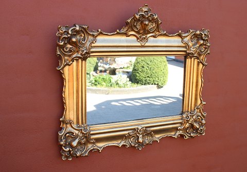 Smukt dekoreret spejl med ramme i originalt guldblad fra Danmark år 1820.
5000m2 udstilling.