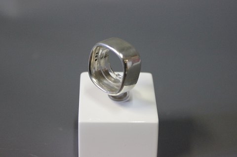 Edged Georg Jensen ring in 925 sterling silver.
5000m2 showroom.