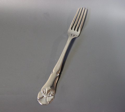 Dinner fork in French Lily, Hallmarked silver.
5000m2 showroom.