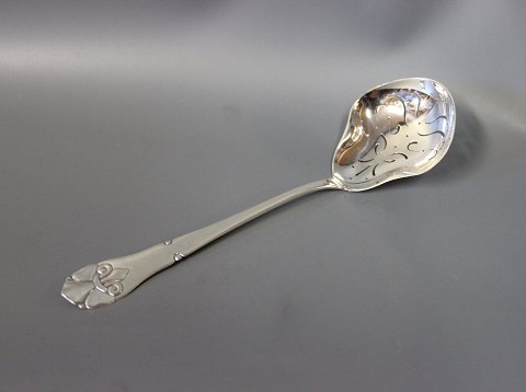 Fish slice in French Lily, Hallmarked silver.
5000m2 showroom.