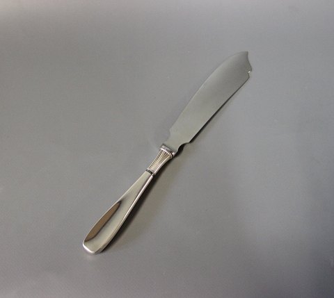Cake knife in Ascot, sterling silver.
5000m2 showroom.