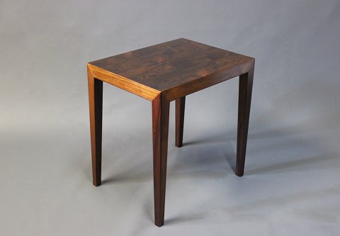 Small lamp table in rosewood designed by Severin Hansen and from Haslev 
furniture factory of Danish Design from the 1960s.
5000m2 showroom.