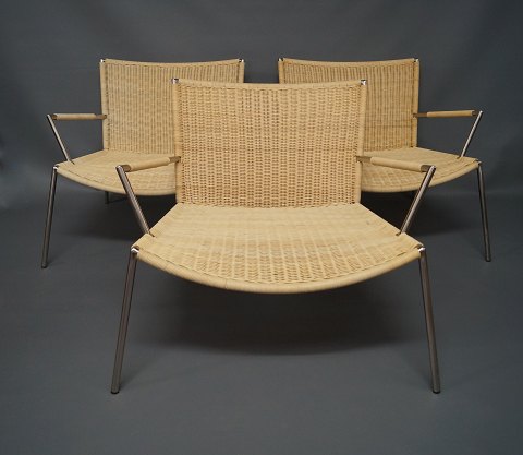 Et sæt af 3 lyse fletstole med metal stel.
5000m2 udstilling.
