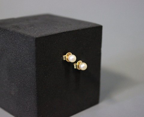 Small ear studs in 14 kt. gold with cultured Pearls, design by S.H.
5000m2 showroom.
