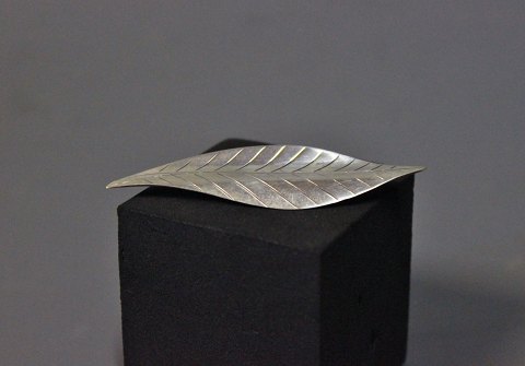 Brooch in the shape of a leaf in 925 sterling silver.
5000m2 showroom.
