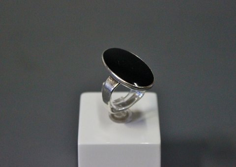 Ring in 925 sterling silver with a large beautiful onyx stone.
5000m2 showroom.