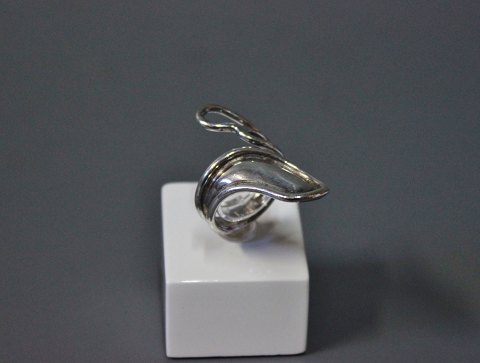 Large beautiful silver plated ring.
5000m2 showroom.