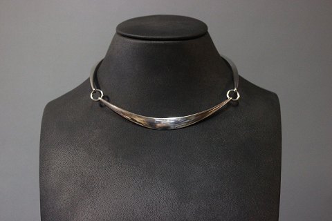 Hans Hansen necklace in 925 sterling silver. Design by Bent Gabrielsen.
5000m2 showroom.