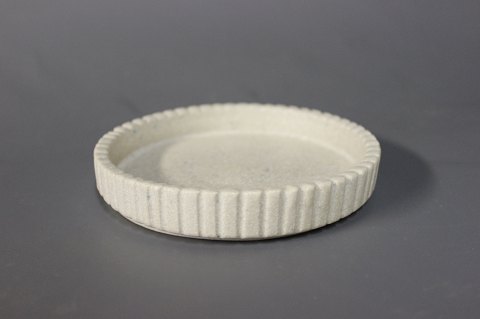 Hvid keramik skål af Arne Bang.
5000m2 udstilling.