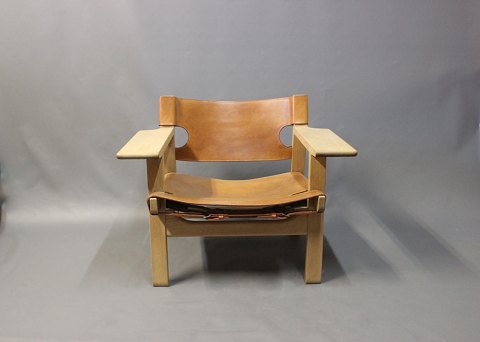 The Spanish chair, model BM2226, by Børge Mogensen.
5000m2 showroom.