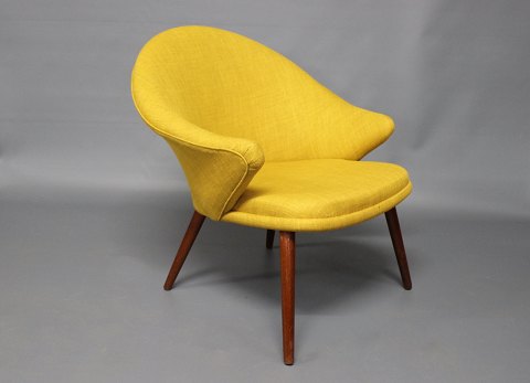 Nanna Ditzel armchair upholstered in yellow fabric and legs of teak.
5000m2 showroom.