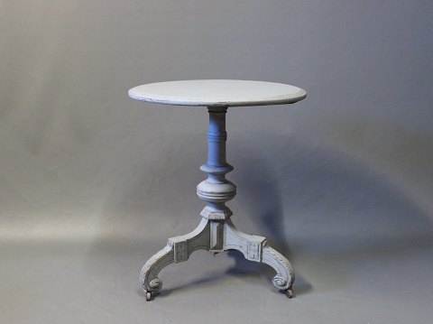 Grey painted round lamp-/sidetable on Wheels in the style of Gustavian from 
around the year 1860.
5000m2 showroom.