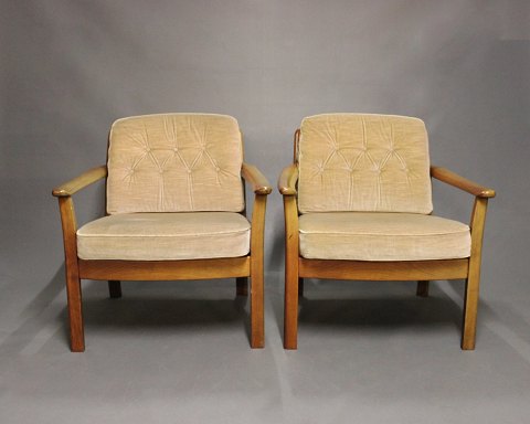 Et sæt hvilestole i poleret træ og hynder i velour af Dansk Design fra 1960erne. 

5000m2 udstilling.