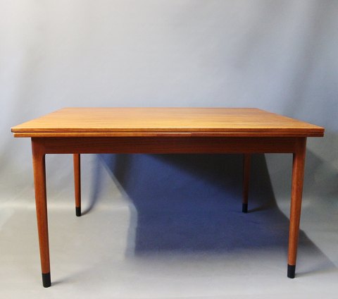Dining table in teak with 2 extension leaves by N.O. Møller and J.L. Møller from 
the 1960s.
5000m2 showroom.