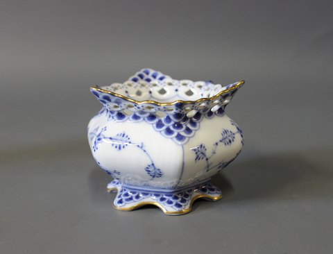 Royal Copenhagen blue fluted lace sugar bowl with gilded edge, no.: 1/1113.
5000m2 showroom.