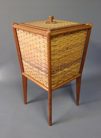 Sewing basket in paper cord and teak of Danish Design from the 1960s.
5000m2 showroom.