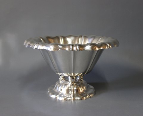 Large bowl on foot/centrepiece in 835 silver stamped E. Timmermann and numbered 
359367.
5000m2 showroom.