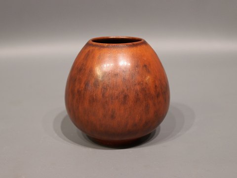 Keramik vase i lyserun glasur, nr.: 1 af Saxbo.
5000m2 udstilling.