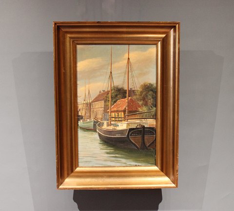 Painting with boat motif and gilded wooden frame, signed F. Svendsen.
5000m2 showroom.