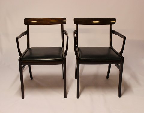 Et par "Rungstedlund" armstole i mahogni og sort læder, af Ole Wanscher og 
produceret af P. Jeppesen.