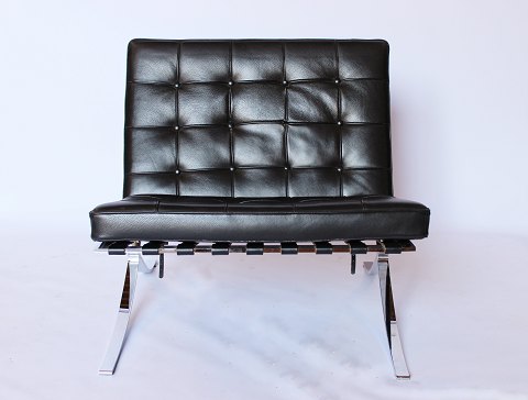 Techno Barcelona easy chair in black leather and frame of chrome of Italian 
design. 
5000m2 showroom.
