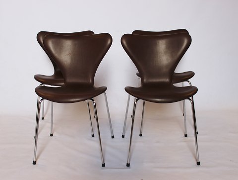 Et sæt af 4 Syver stole, model 3107, designet af Arne Jacobsen og fremstillet 
hos Fritz Hansen i 1967.
5000m2 udstilling.