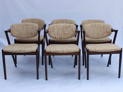 Et sæt af 6 spisestuestole, model 42, designet af Kai Kristiansen og fremstillet 
hos Schou Andersen i 1960erne. 
5000m2 udstilling.
