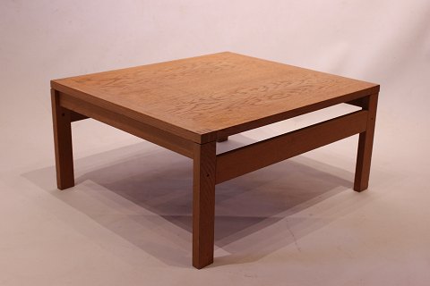 Low side table in oak by France and Son from the 1960s.
5000m2 showroom.
