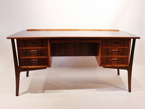 Desk in rosewood by Svend Aage Madsen and H. P. Hansen furniture factory from 
the 1960s. 
5000m2 showroom.
