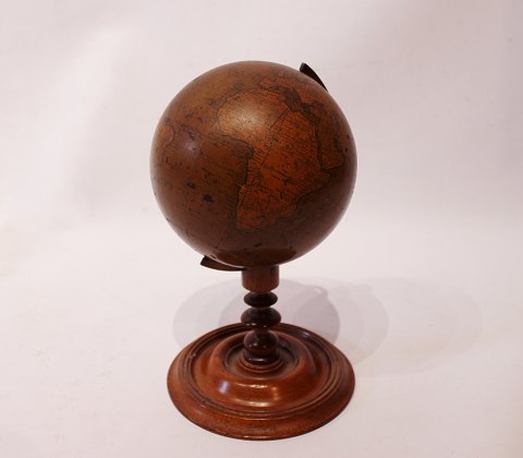 Lille antik globus med stel af poleret træ og messing fra 1940erne. 
5000m2 udstilling.