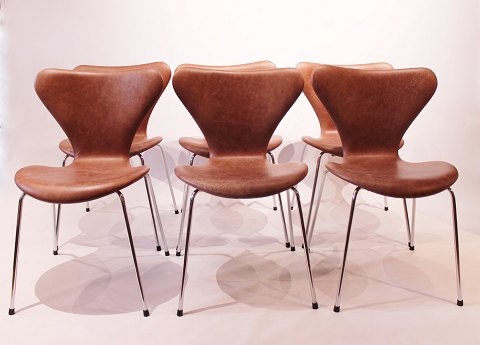 Et sæt af 6 Syver stole, model 3107, designet af Arne Jacobsen og fremstillet 
hos Fritz Hansen, 1980erne.
5000m2 udstilling.