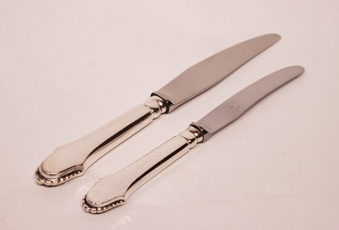 Dinner knife and lunch knife in Christiansborg, hallmarked silver.
5000m2 showroom.