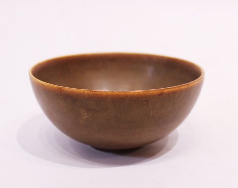 Brun keramik skål af Palshus, stemplet KAS og fra Julen 1968.
5000m2 udstilling.