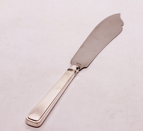 Kagekniv i andet mønster af tretårnet sølv.
5000m2 udstilling.