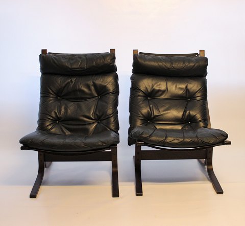 A pair of tall Siesta easy chairs of black leather and dark wood, designed by 
Ingmar Relling and manufactured by Westnofa in the 1960s. 
5000m2 showroom.